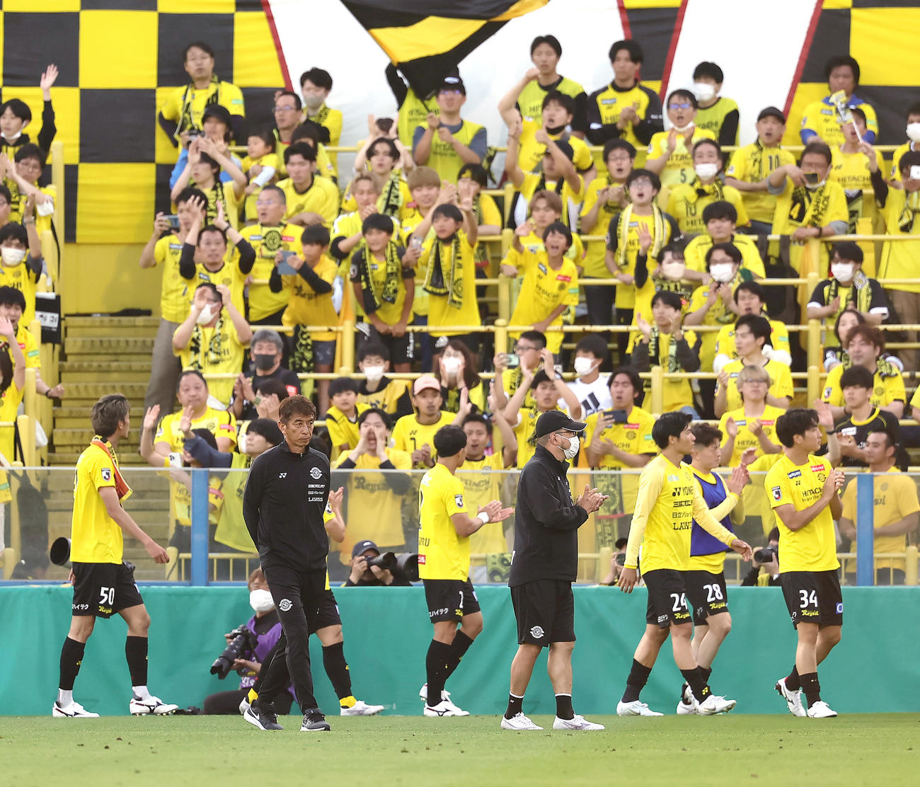 柏対神戸　引き分けに終わり、サポーターへあいさつに向かう柏井原監督（左から2人目）ら（撮影・足立雅史）