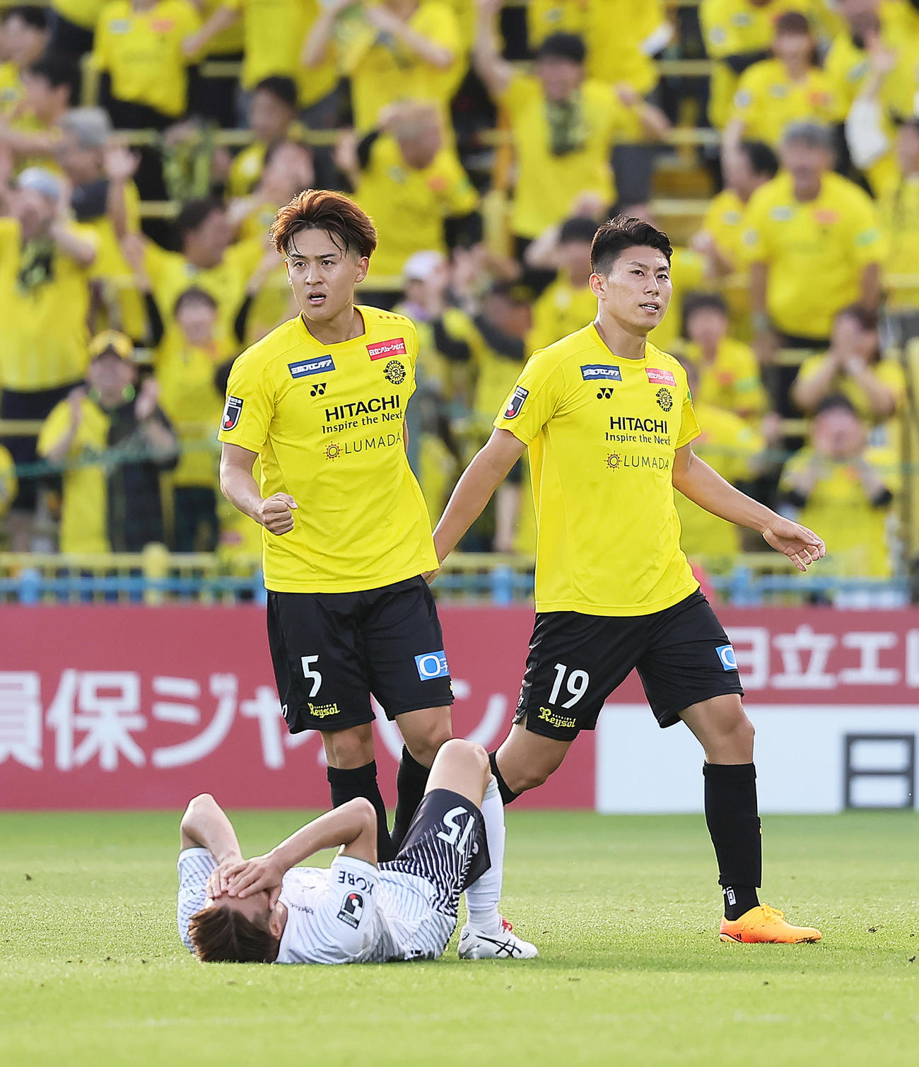 柏対神戸　後半、神戸本多（下）のバックパスがオウンゴールとなり喜ぶ柏の高嶺（左）と細谷（撮影・足立雅史）