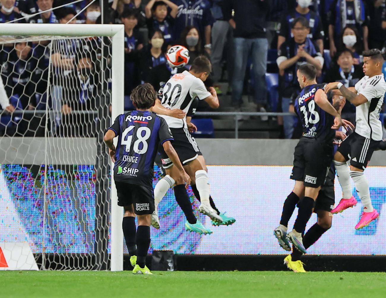 G大阪対横浜　前半、横浜西村（中央）は先制ゴールを決める（撮影・上田博志）