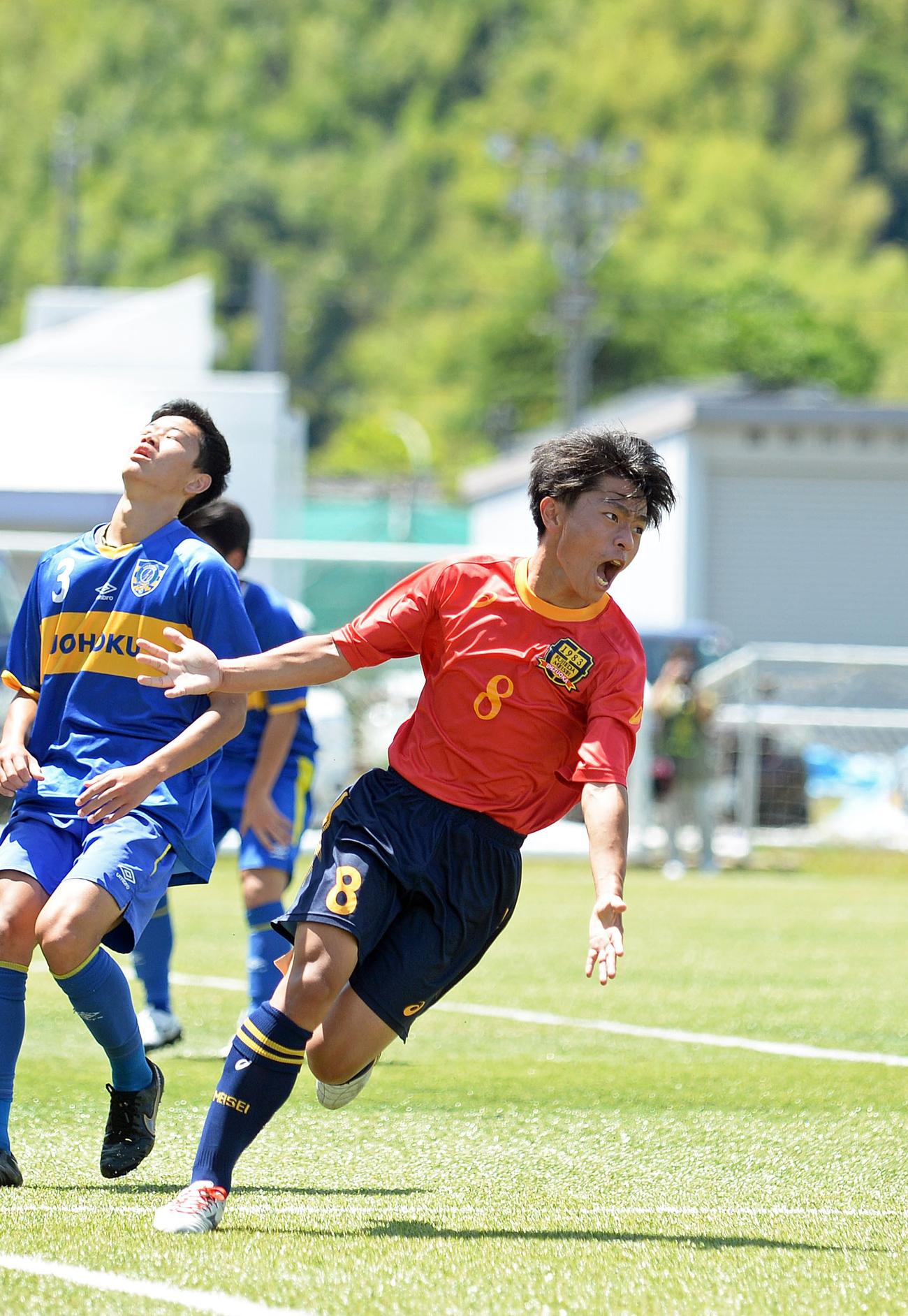 先制点を決めて歓喜する藤枝明誠MF矢頭（右）
