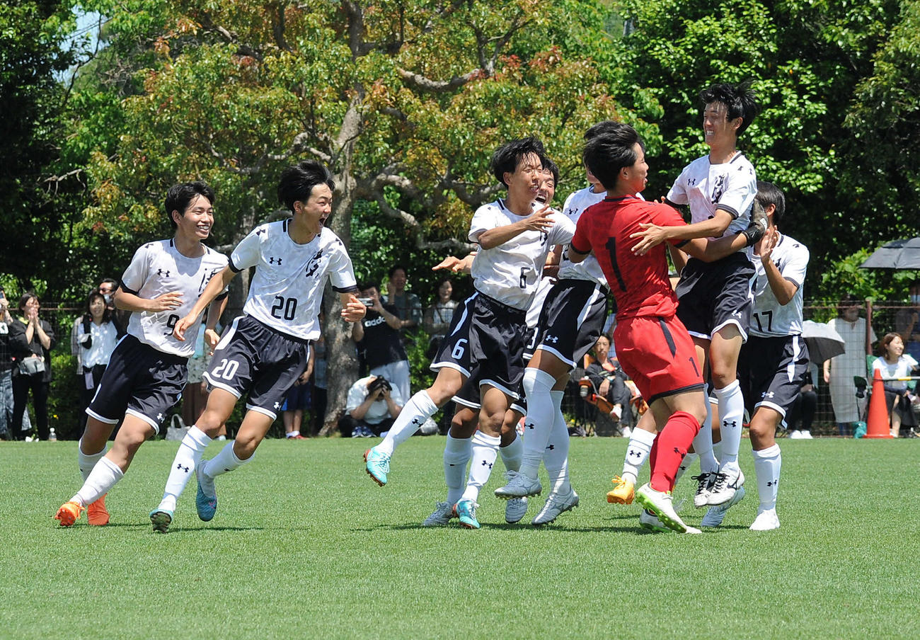 試合に勝利して喜び合う浜名イレブン