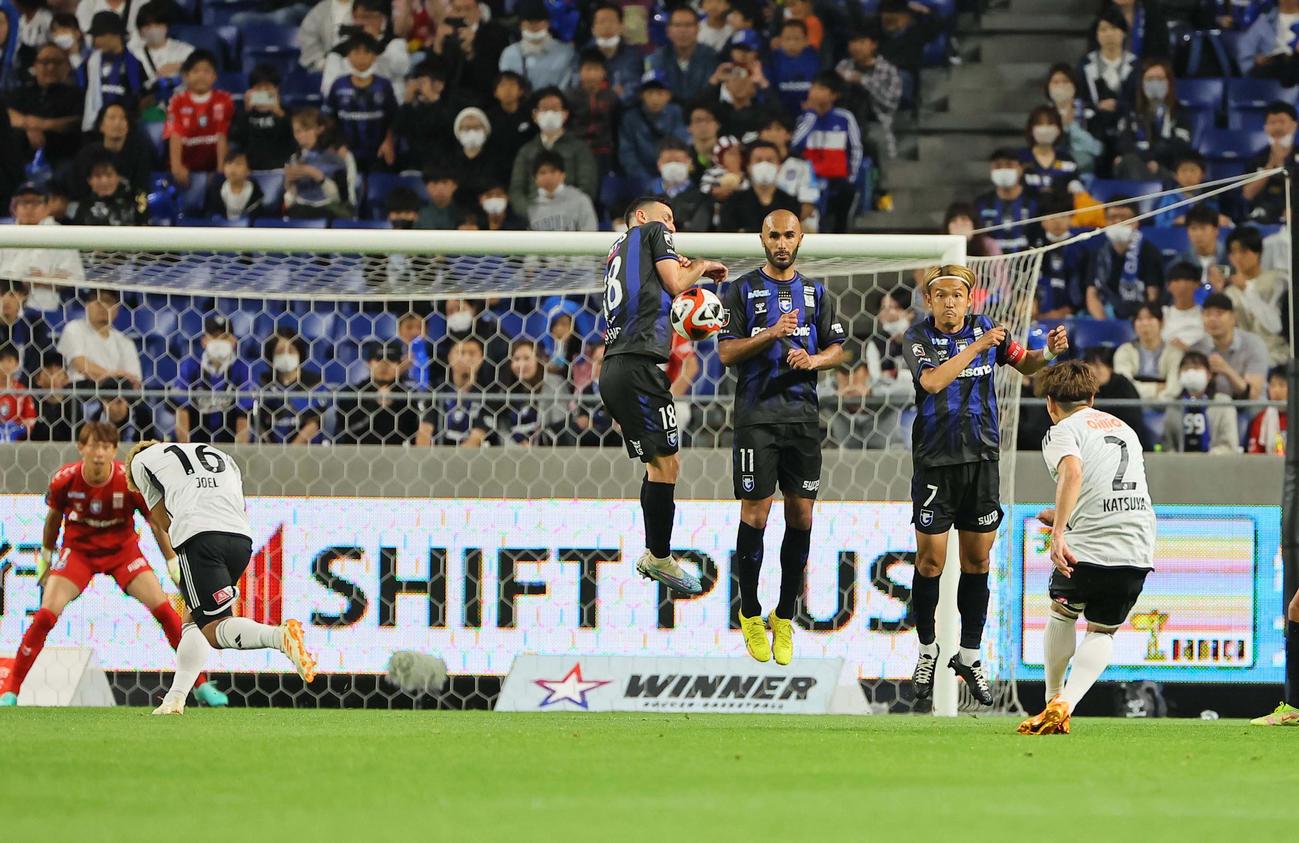 G大阪対横浜　後半、フリーキックでゴールを決める横浜永戸（撮影・上田博志）