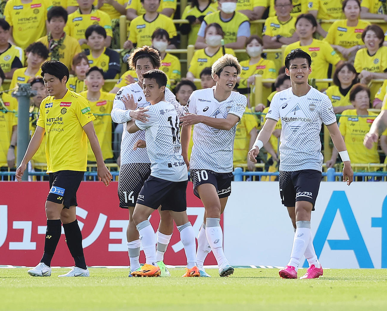 柏対神戸　前半、ゴールを決め喜ぶ神戸大迫（右から2人目）（撮影・足立雅史）