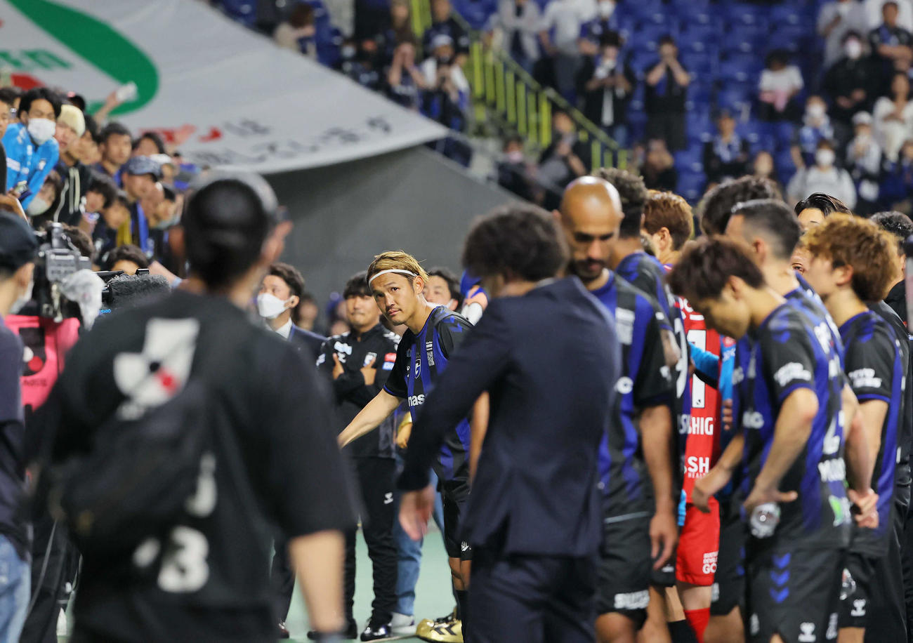 横浜に敗れた試合後、サポーターと話し合いをしたG大阪イレブン（撮影・上田博志）