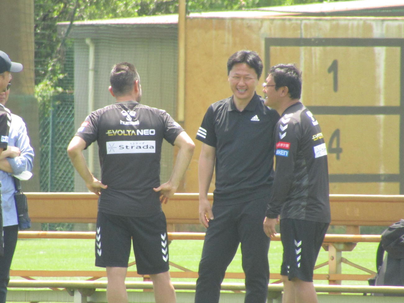 U－22日本代表大岩監督（右から2人目）はG大阪の練習を視察してポヤトス監督（同3人目）にあいさつする