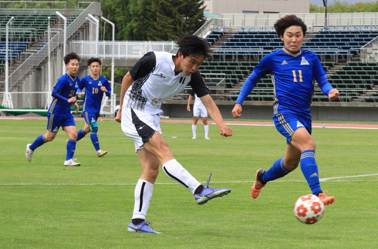 前半40分、ゴールを決めるBTOP北海道FW阿部（左）（撮影・保坂果那）