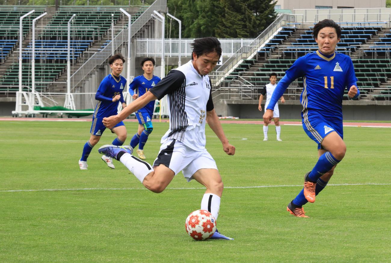 前半40分、ゴールを決めるBTOP北海道FW阿部（左）（撮影・保坂果那）