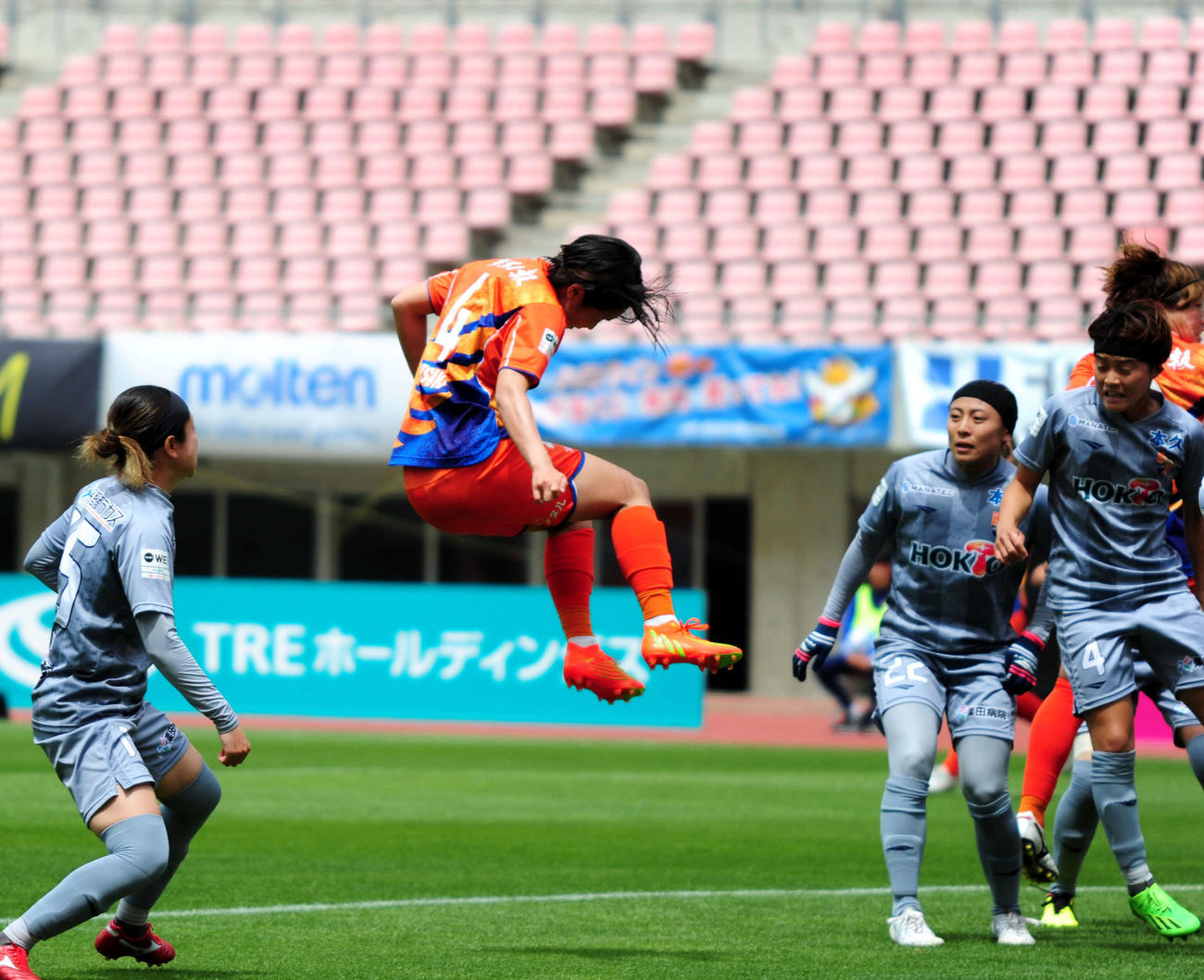 前半7分、上尾野辺のFKを直接頭で合わせ、先制点を決める三浦