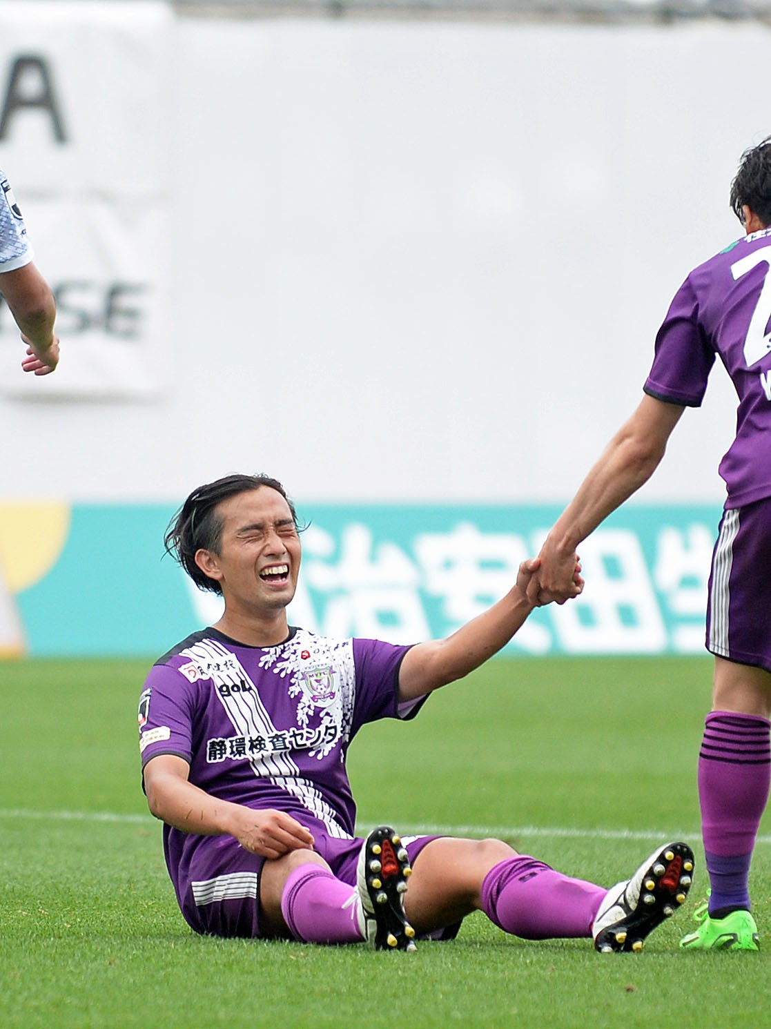ダメ押しの3点目を決めて喜ぶ藤枝横山