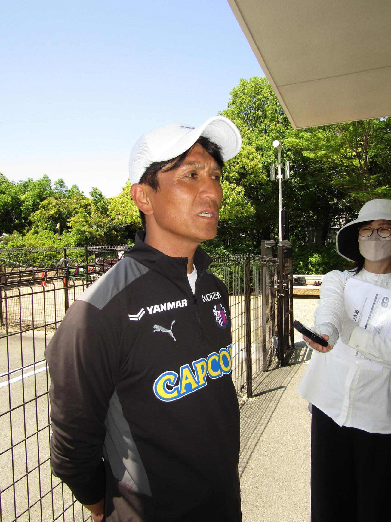 11日の公開練習後、取材に応じるC大阪小菊昭雄監督