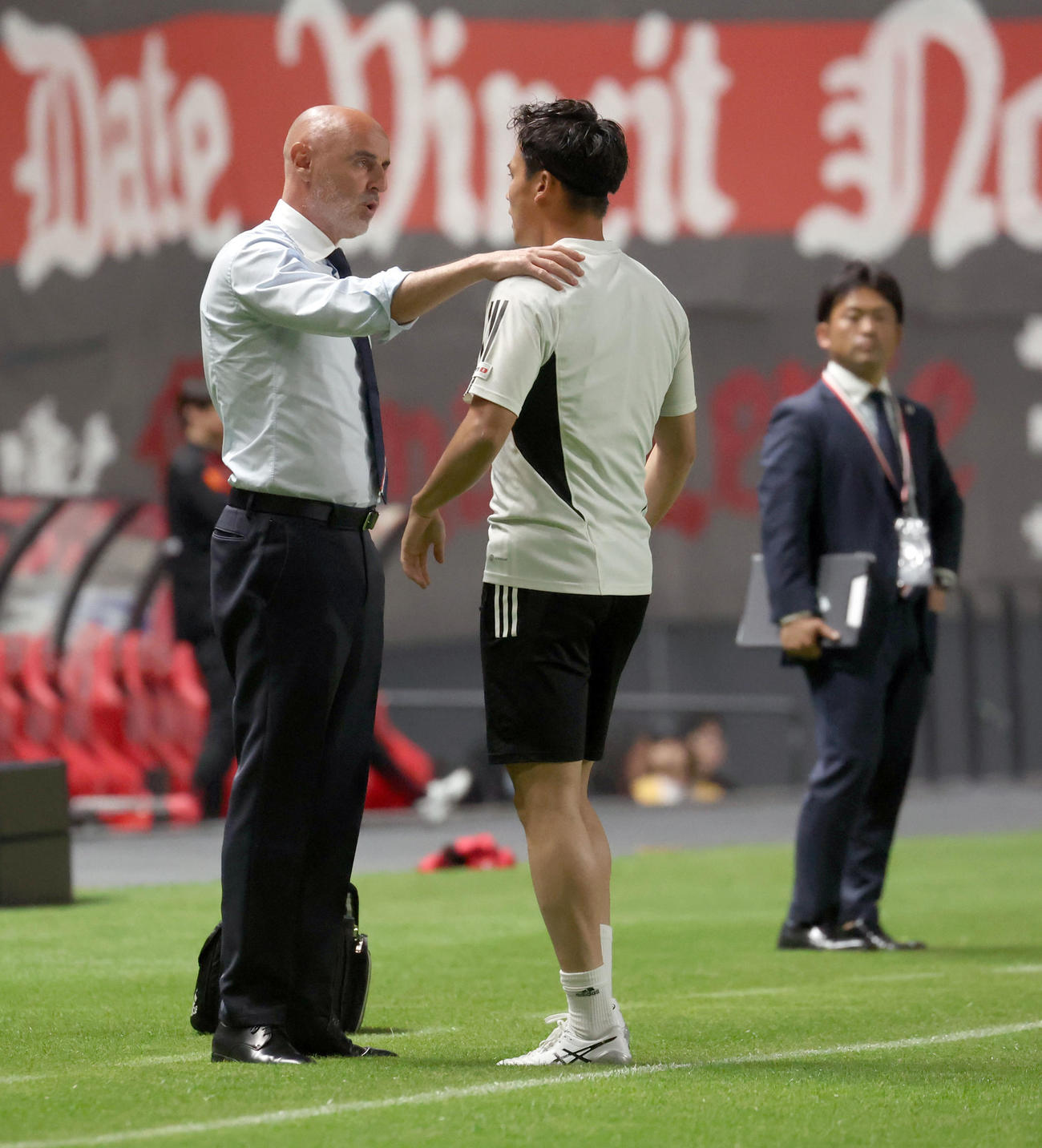 札幌対横浜　試合前、会話する横浜マスカット監督（左）と宮市（撮影・佐藤翔太）