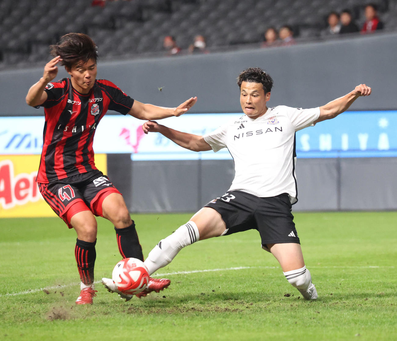 札幌対横浜　後半、シュートを放つ横浜宮市（撮影・佐藤翔太）