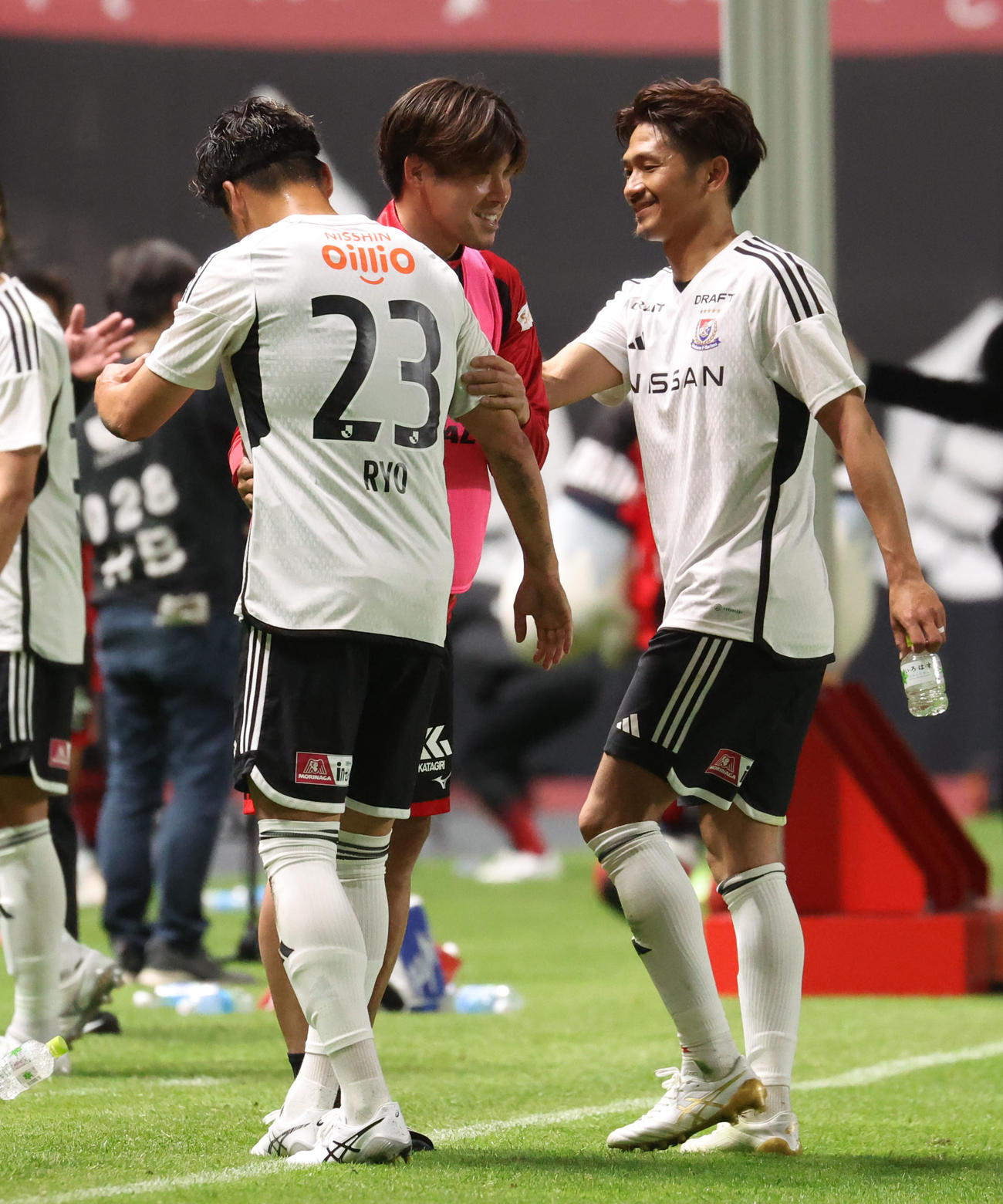 札幌対横浜　試合終了後、抱き合ってお互いの健闘をたたえ合う横浜宮市（左手前）と札幌深井（撮影・佐藤翔太）