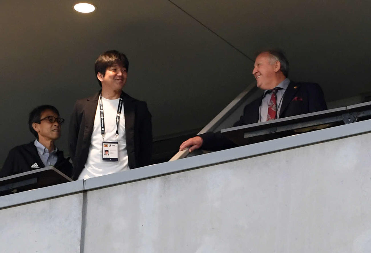 鹿島対柏　鹿島のクラブアドバイザー・ジーコ氏（右）と話をする名波日本代表コーチ（撮影・たえ見朱実）