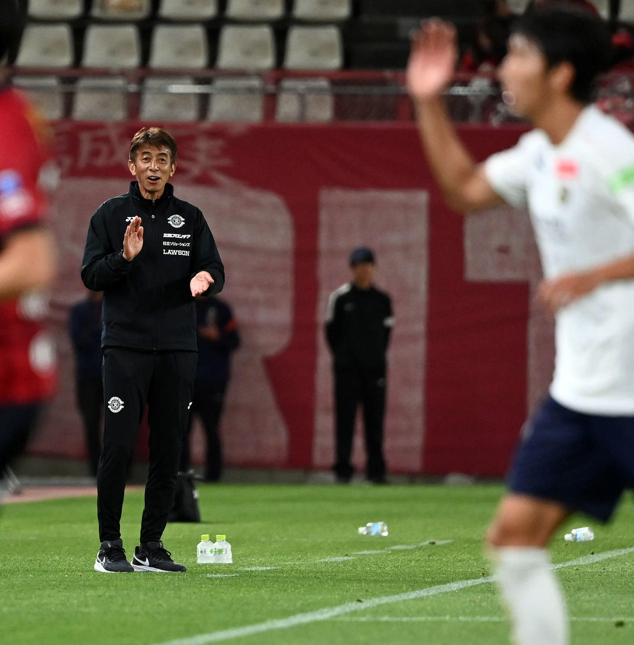 鹿島対柏　前半、選手を鼓舞する柏井原監督（撮影・たえ見朱実）