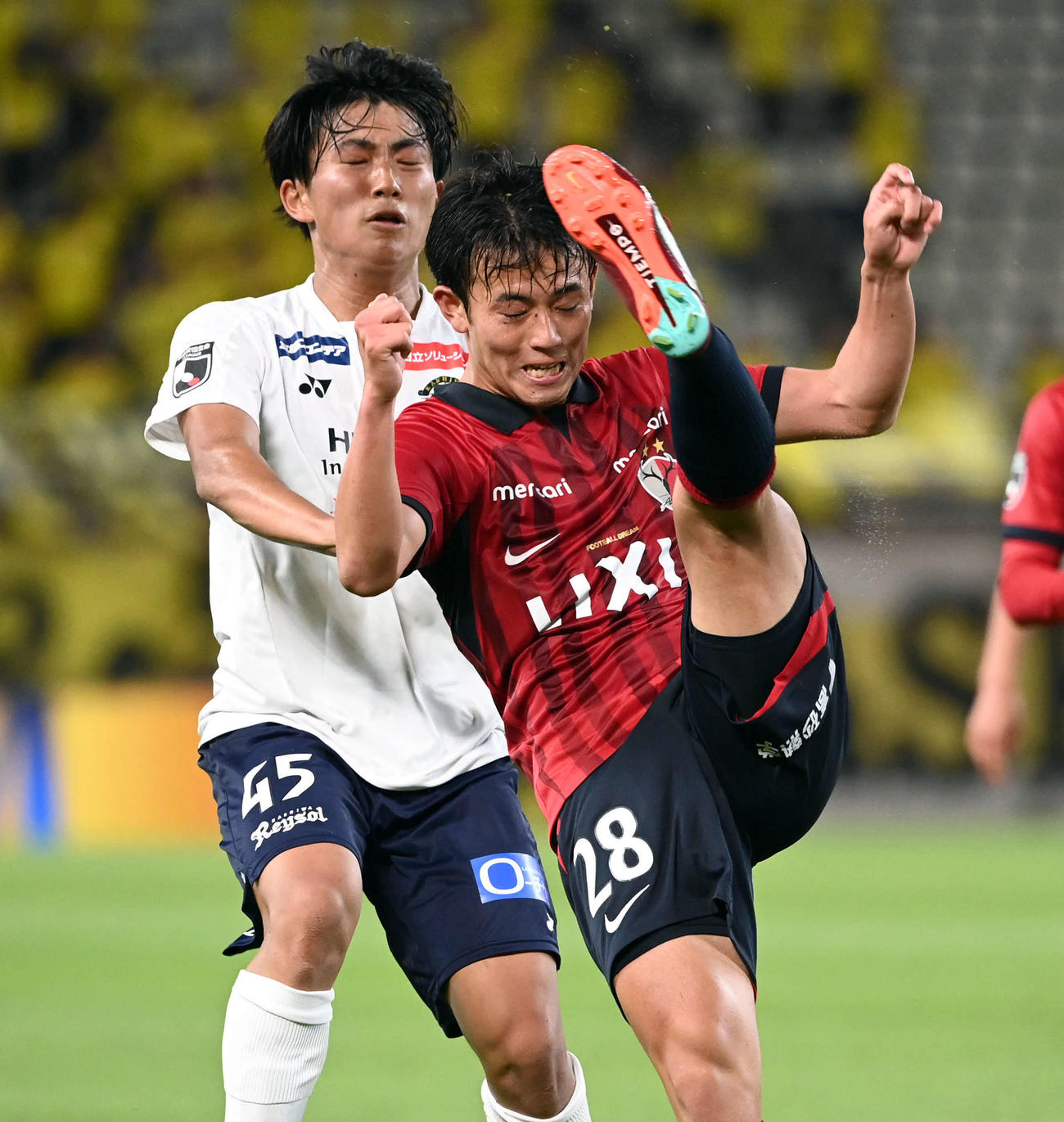 ルヴァン杯鹿島対柏　前半、鹿島溝口（右）と競り合う柏山本（撮影・たえ見朱実）