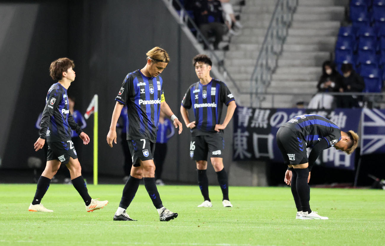 京都に敗れうつむいたまま整列するG大阪宇佐美（撮影・加藤哉）