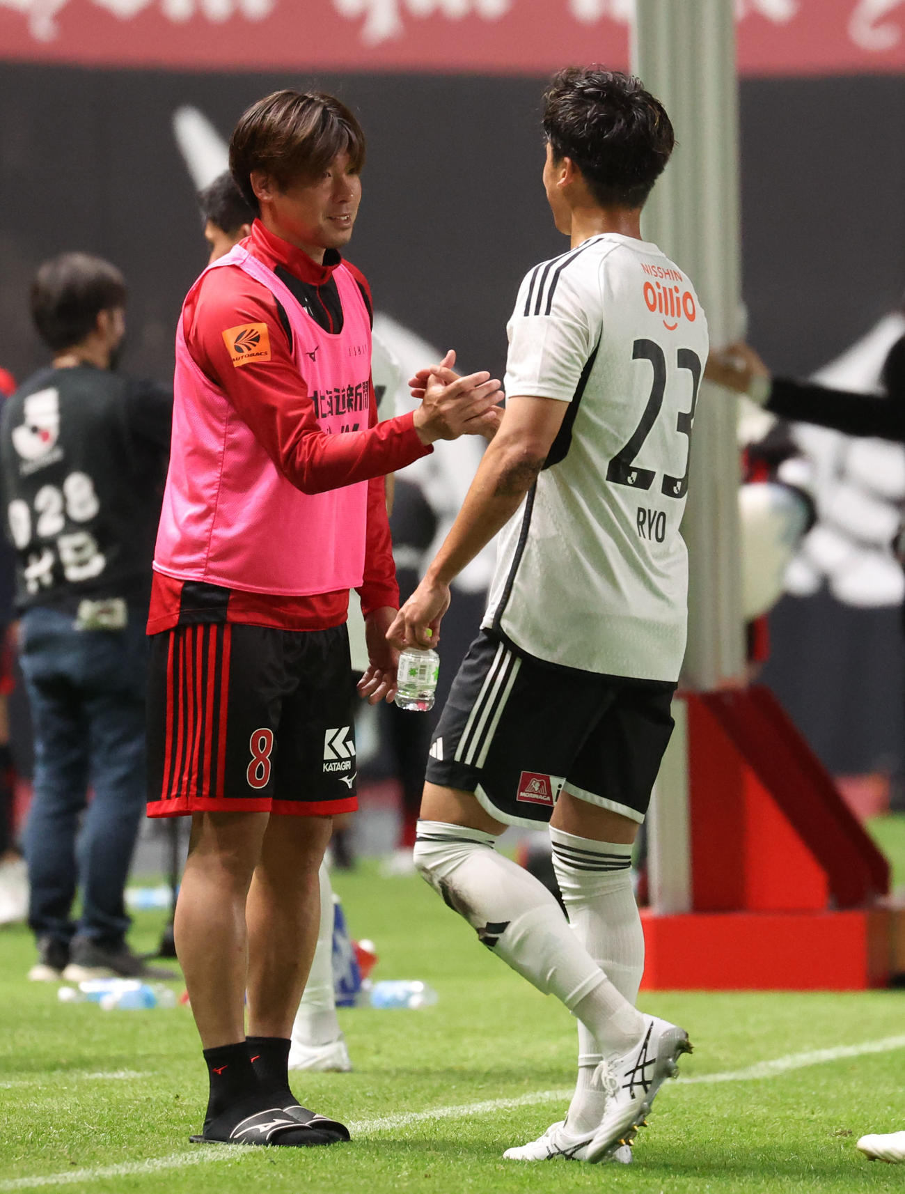 札幌対横浜　試合終了後、お互いの健闘をたたえ合う札幌深井（左）と横浜宮市（撮影・佐藤翔太）