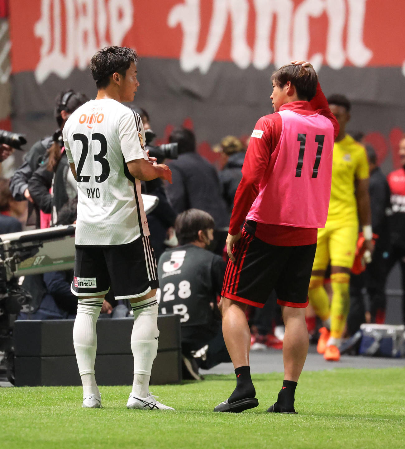 札幌対横浜　試合終了後、会話する横浜宮市（左手前）と札幌深井（撮影・佐藤翔太）