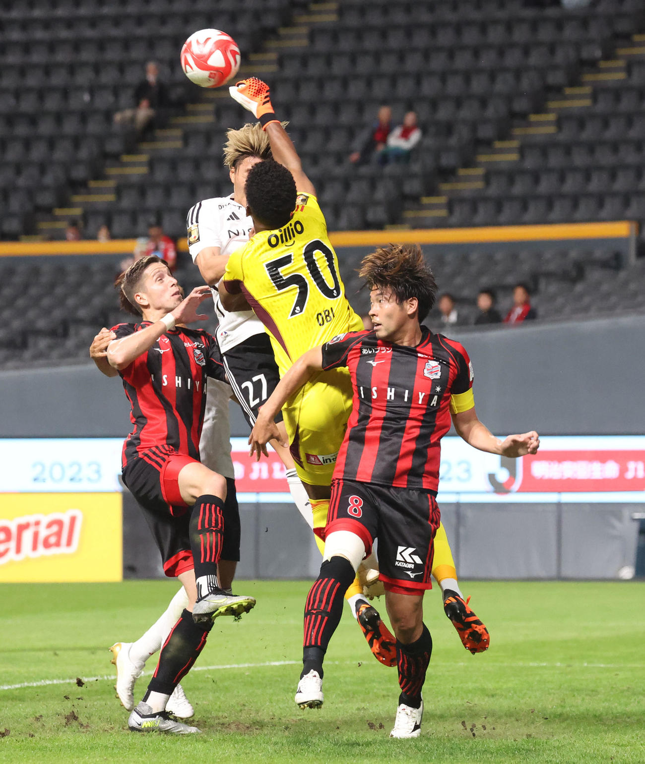 札幌対横浜　前半、ゴール前に攻め入る札幌深井（右）（撮影・佐藤翔太）