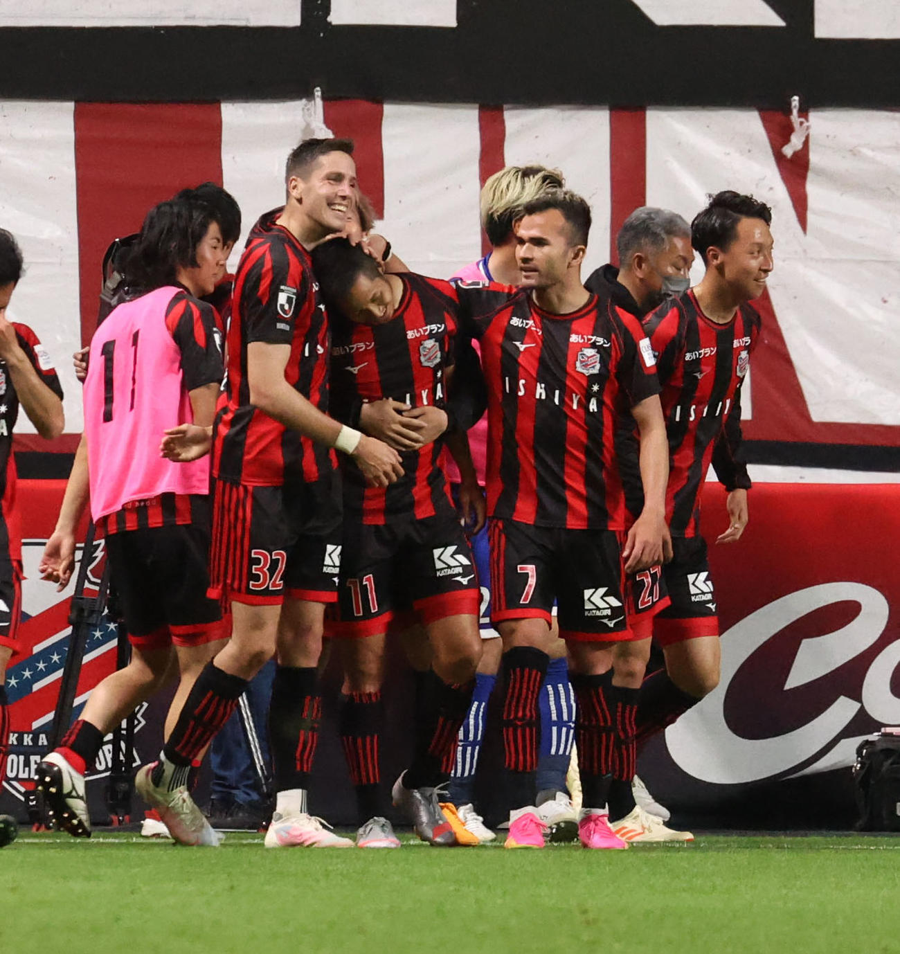 札幌対横浜　後半、勝ち越しゴールを決めトゥチッチ（左）、ルーカスに祝福される青木（撮影・佐藤翔太）
