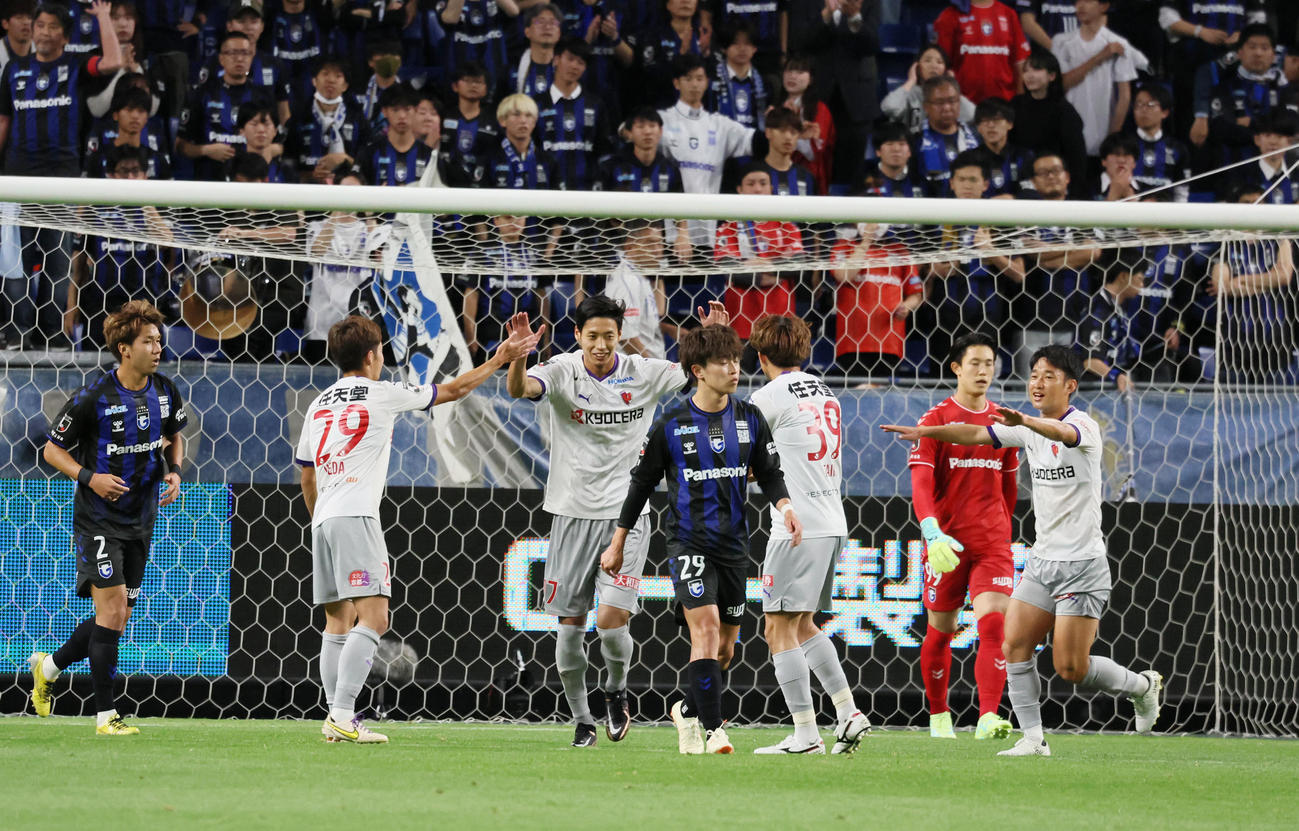 G大阪対京都　前半、京都木下がPKを決め先制。G大阪GKは谷（撮影・加藤哉）