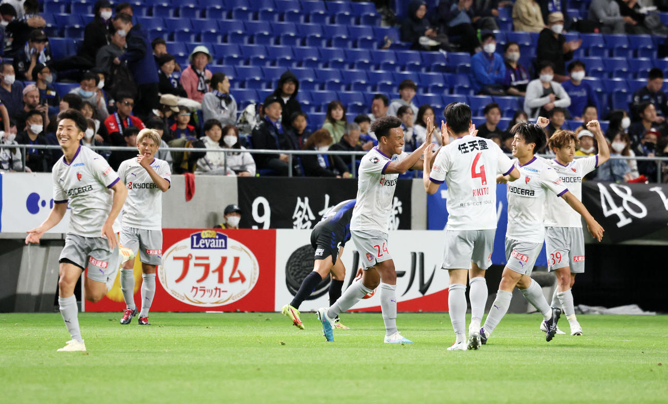 G大阪対京都　G大阪に勝利し笑顔を見せる京都イレブン（撮影・加藤哉）
