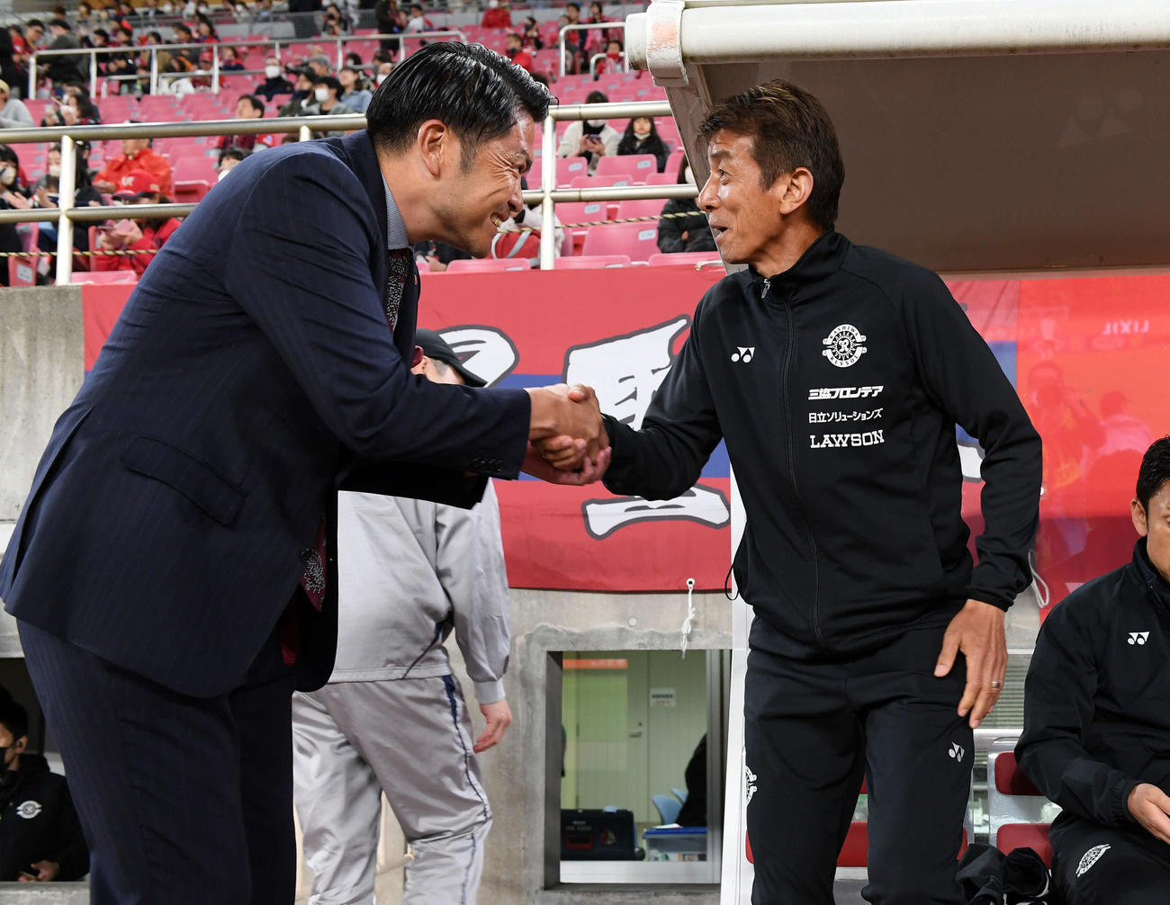 鹿島対柏　鹿島岩政監督（左）と握手を交わす柏井原監督（撮影・たえ見朱実）