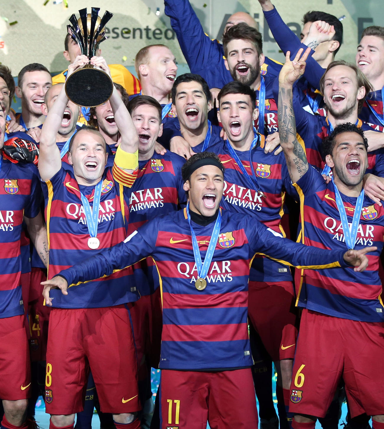 15年12月、リバープレート対バルセロナ　表彰式で喜びを爆発させるアンドレス・イニエスタ（左）らバルセロナの選手たち