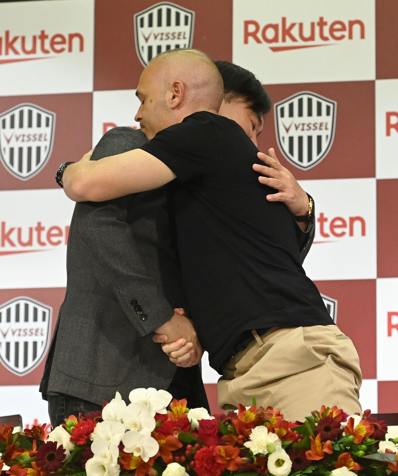 抱き合う（左から）楽天ヴィッセル神戸代表取締役会長三木谷浩史氏、神戸イニエスタ（撮影・石井愛子）
