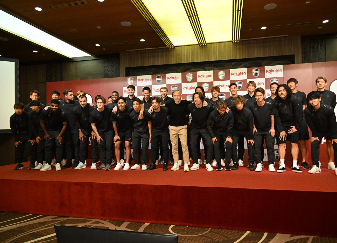 イニエスタ（前列中央）と記念撮影をする神戸イレブン（撮影・石井愛子）