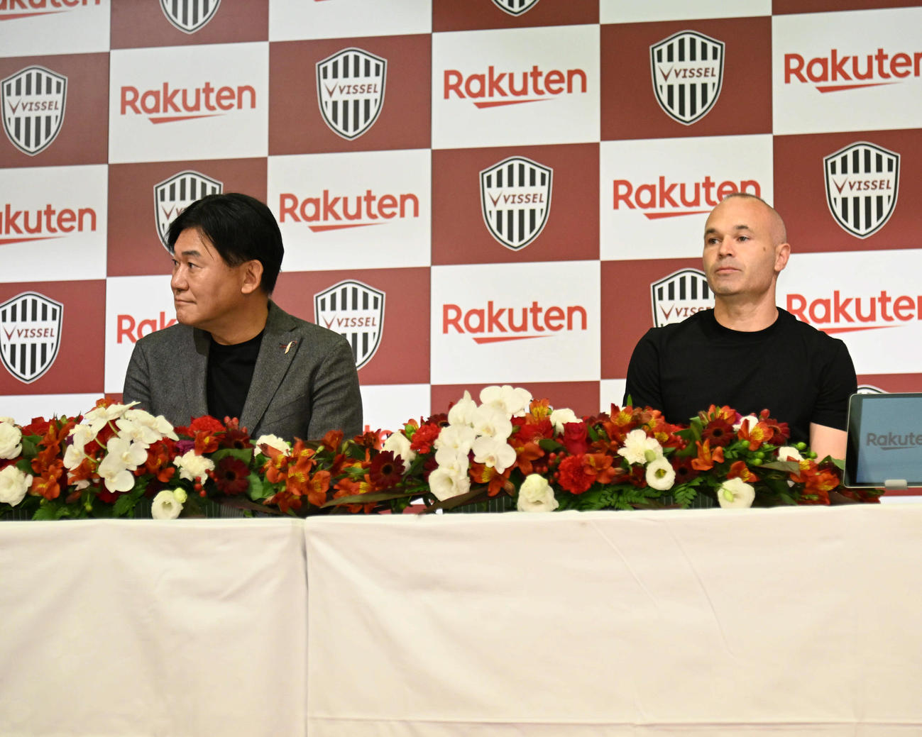 会見をする（左から）楽天ヴィッセル神戸代表取締役会長三木谷浩史氏、神戸イニエスタ（撮影・石井愛子）