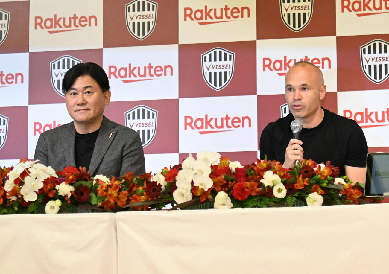 会見をする（左から）楽天ヴィッセル神戸代表取締役会長三木谷浩史氏、神戸イニエスタ（撮影・石井愛子）