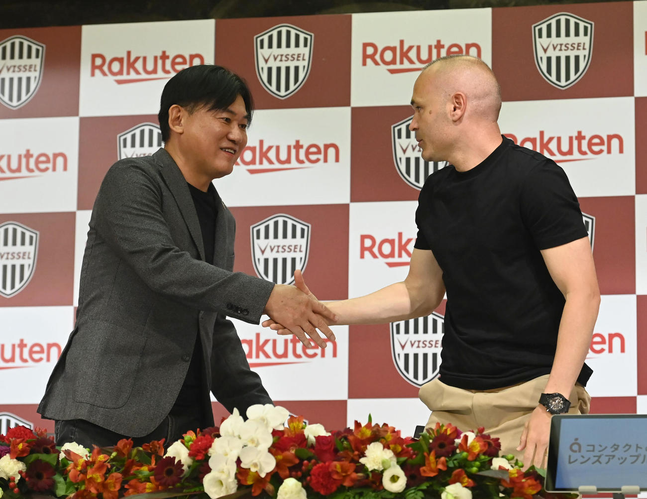 握手をする（左から）楽天ヴィッセル神戸代表取締役会長三木谷浩史氏、神戸イニエスタ（撮影・石井愛子）