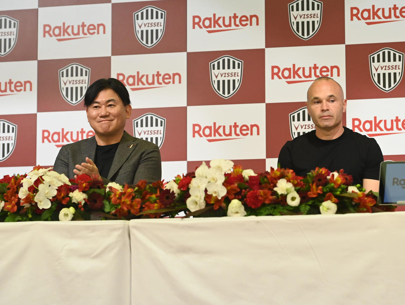 会見をする（左から）楽天ヴィッセル神戸代表取締役会長三木谷浩史氏、神戸イニエスタ（撮影・石井愛子）