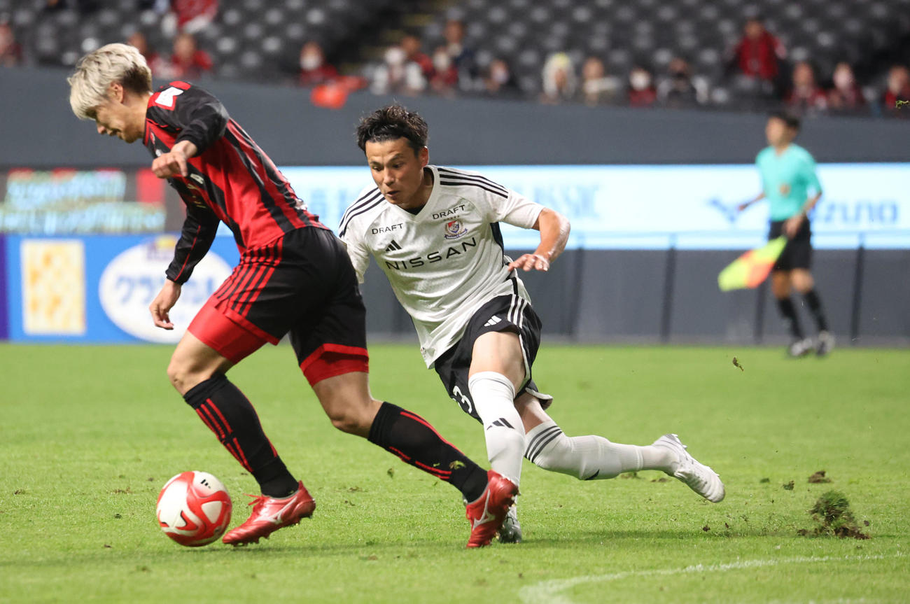 札幌対横浜　後半、懸命に守備をする横浜宮市（2023年5月24日撮影）