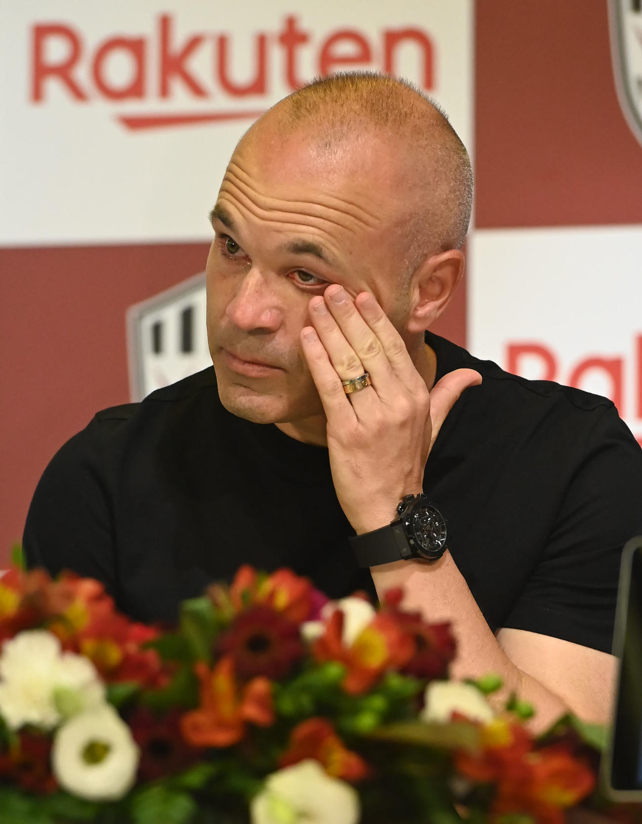 会見中に涙をぬぐう神戸イニエスタ（撮影・石井愛子）