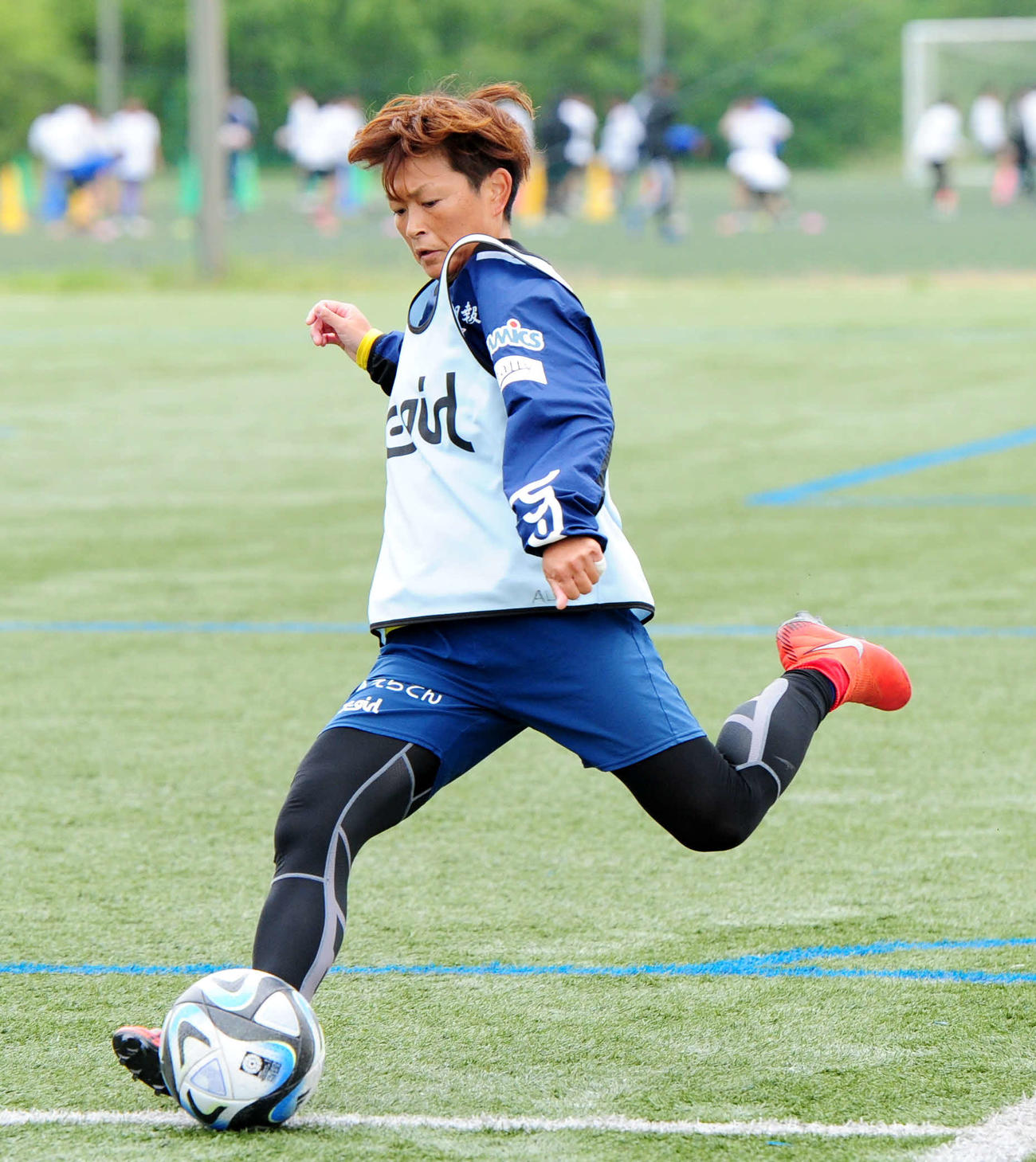 ミニゲームで右CKを蹴る上尾野辺（2023年5月23日撮影）