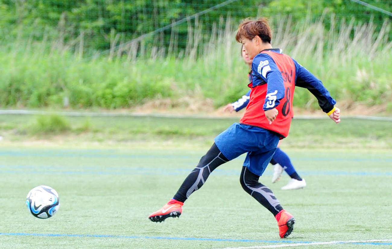 ミニゲームで正確なパスを出す上尾野辺（2023年5月23日撮影）
