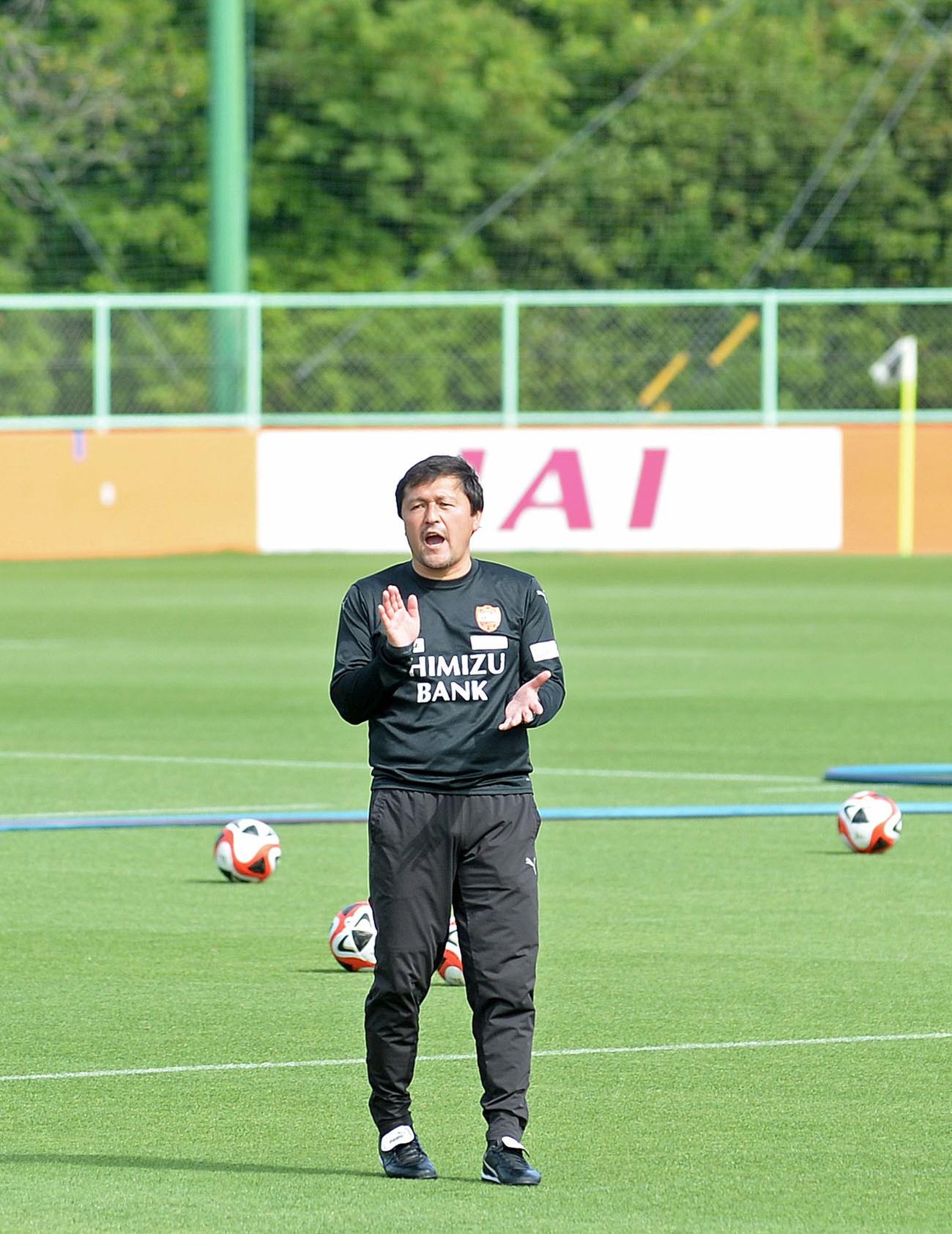 手をたたいて選手を鼓舞する清水の秋葉監督