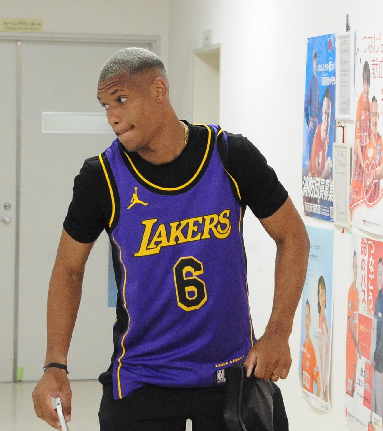 G大阪戦前日練習後、NBAレイカーズのレブロン・ジェームズのユニホームを着て帰宅するグスタボ・ネスカウ