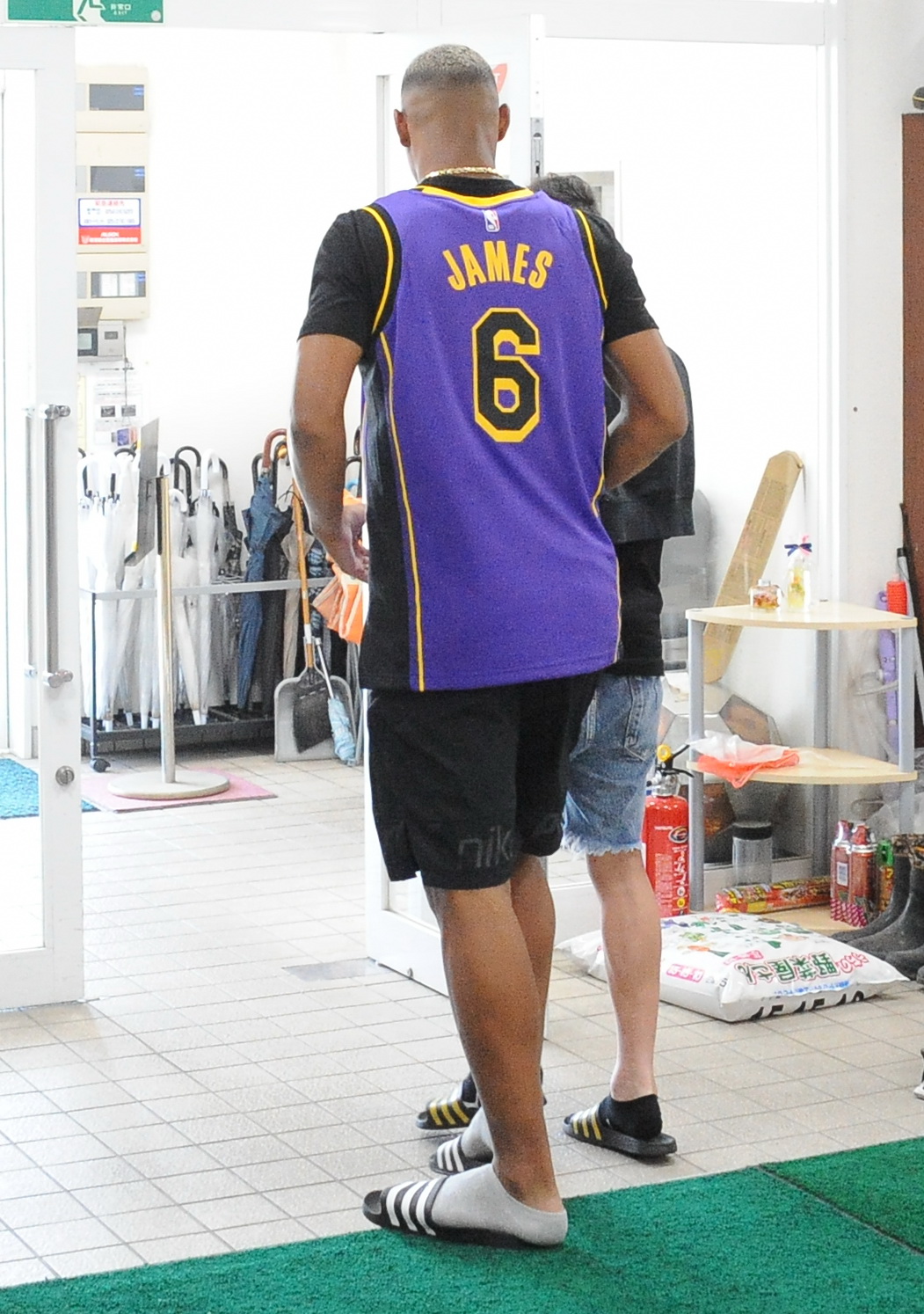 G大阪戦前日練習後、NBAレイカーズのレブロン・ジェームズのユニホームを着て帰宅するグスタボ・ネスカウ