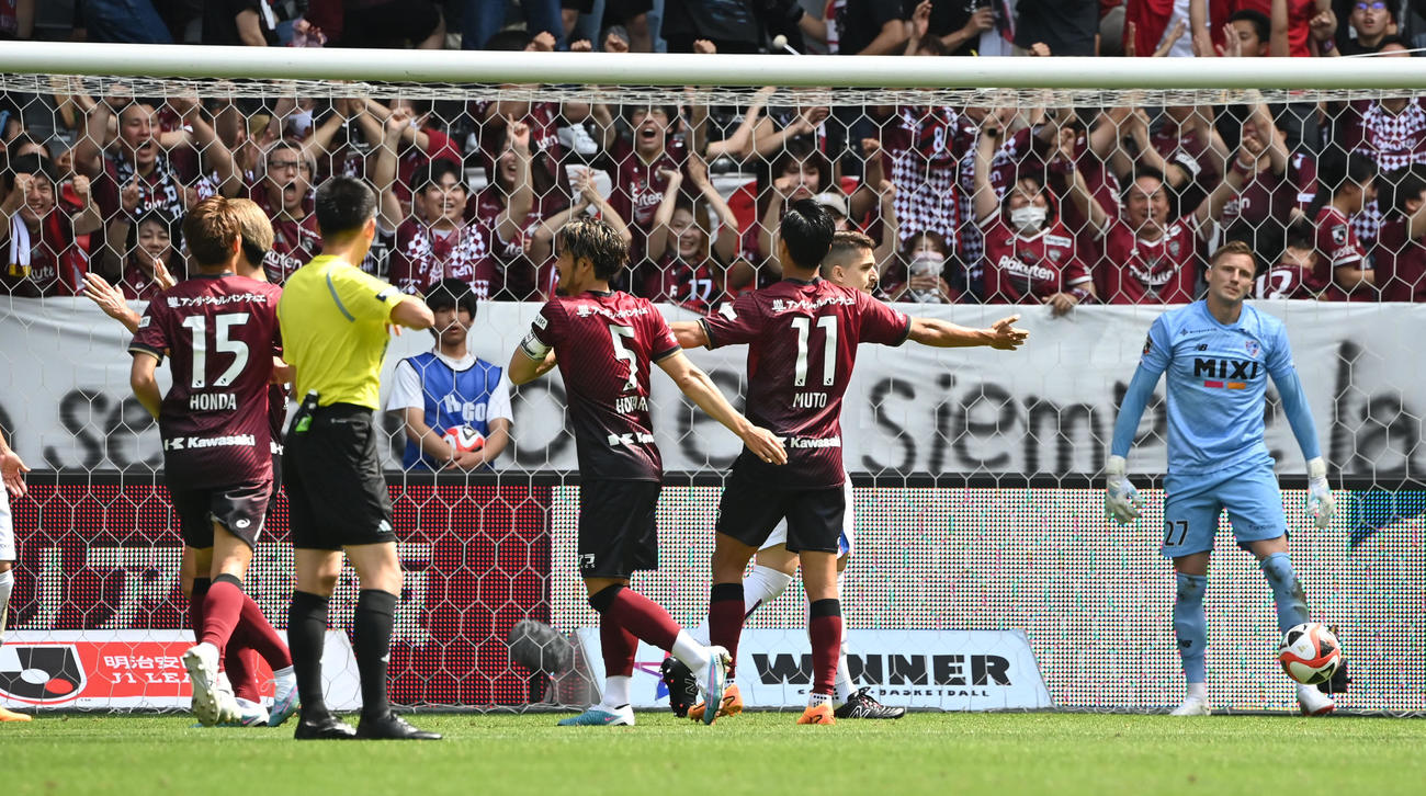 神戸対FC東京　前半、先制ゴールを決めた神戸武藤は両手を広げ喜びを表す（撮影・和賀正仁）