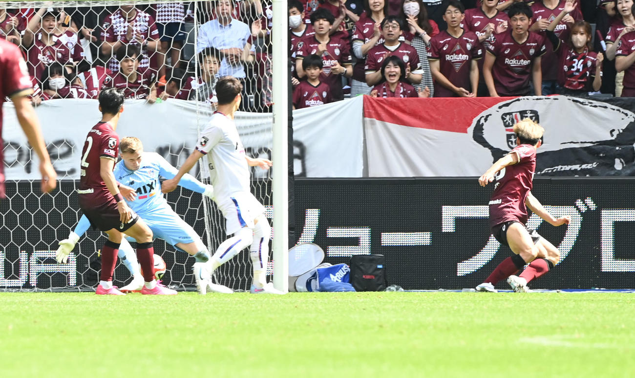 神戸対FC東京　前半、ゴールを決める神戸大迫（右）（撮影・和賀正仁）