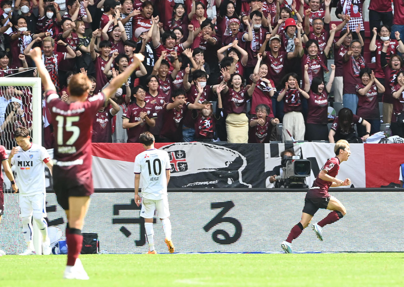 神戸対FC東京　前半、ゴールを決める神戸大迫（右）はガッツポーズでピッチを駆ける（撮影・和賀正仁）