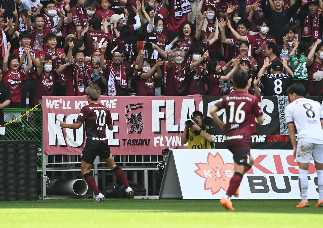 神戸対FC東京　前半、ゴールを決める神戸大迫（左）はガッツポーズでピッチを駆ける（撮影・和賀正仁）
