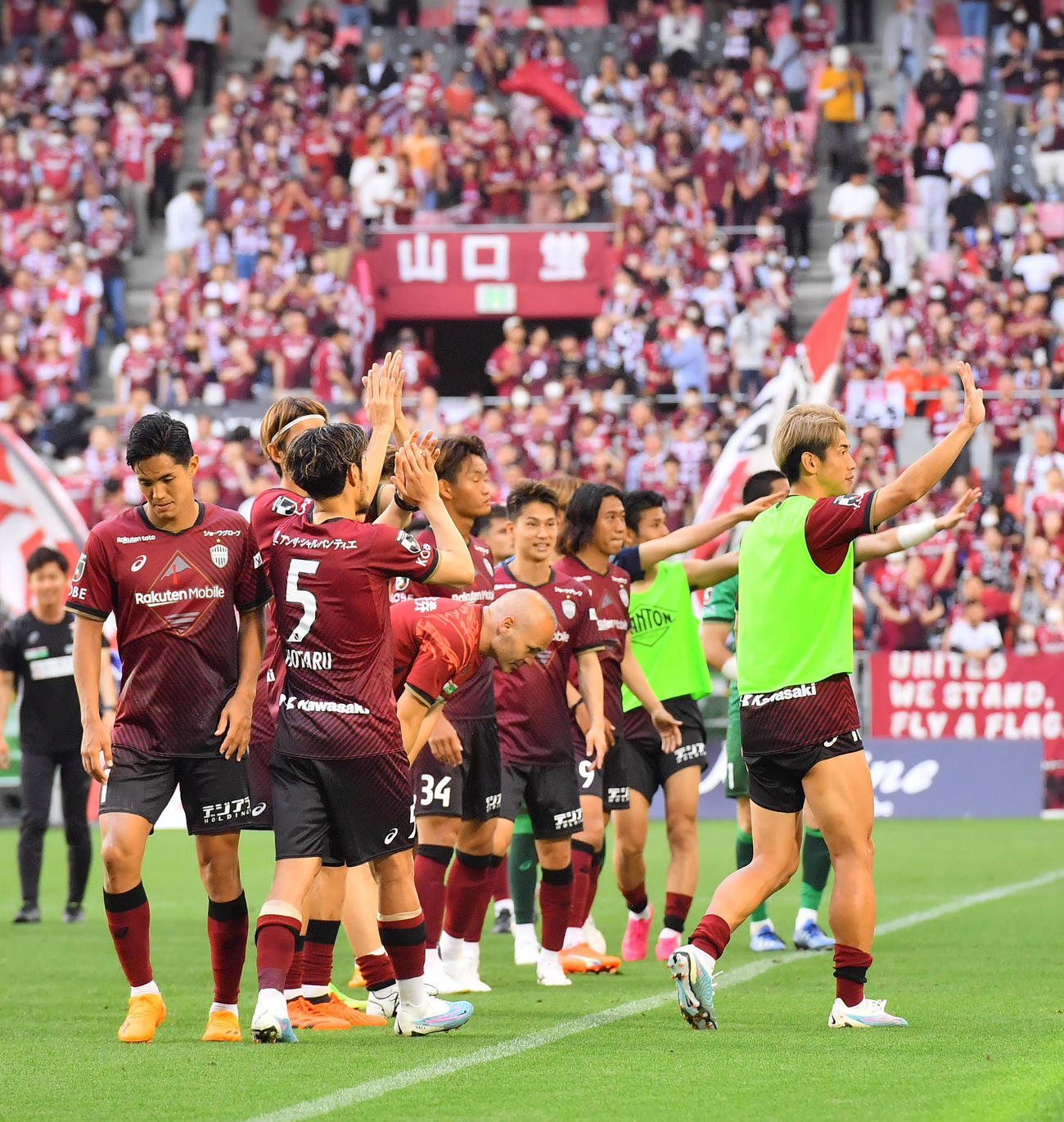 神戸対FC東京　FC東京を破りサポーターの声援に頭を下げるイニエスタ（撮影・和賀正仁）