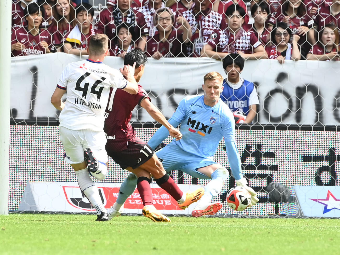 神戸対FC東京　前半、2点目のゴールを決める神戸武藤、GKはスウォビィク（撮影・和賀正仁）