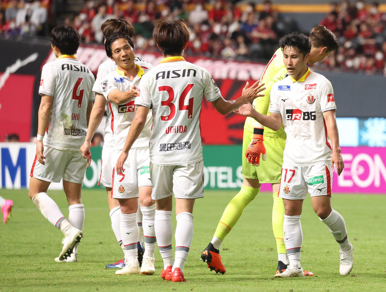 札幌対名古屋　札幌に勝利しタッチを交わす名古屋森下（右）らイレブン（撮影・佐藤翔太）