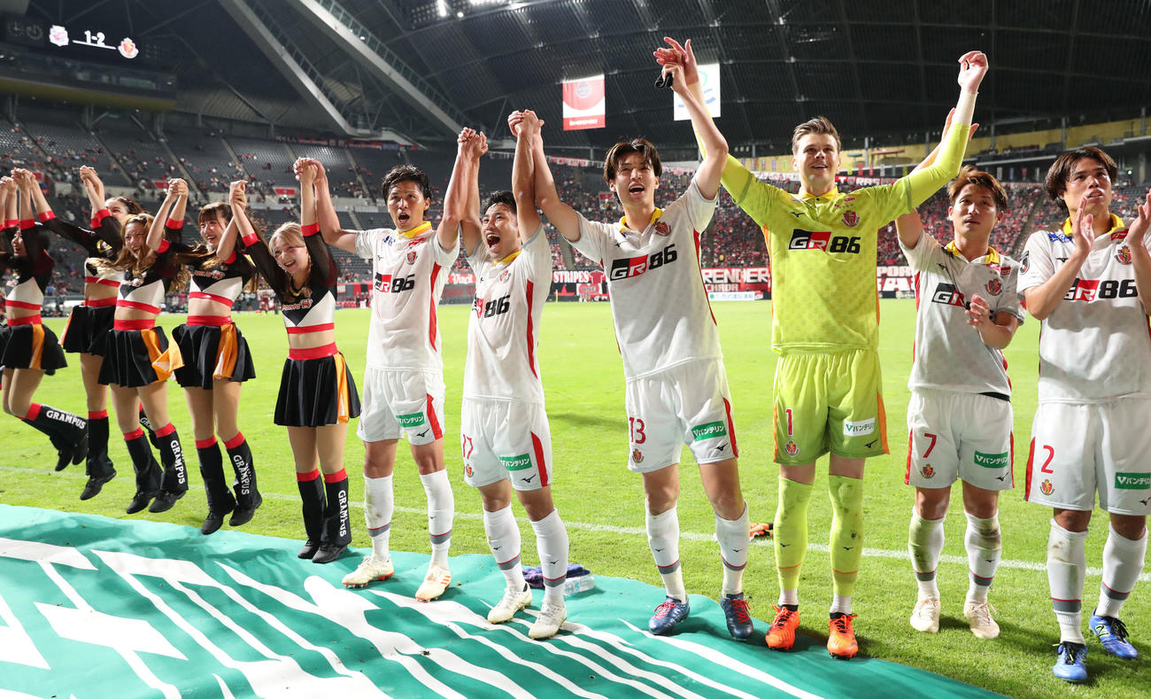 札幌対名古屋　札幌に勝利し歓喜する名古屋森下（中央）らイレブン（撮影・佐藤翔太）